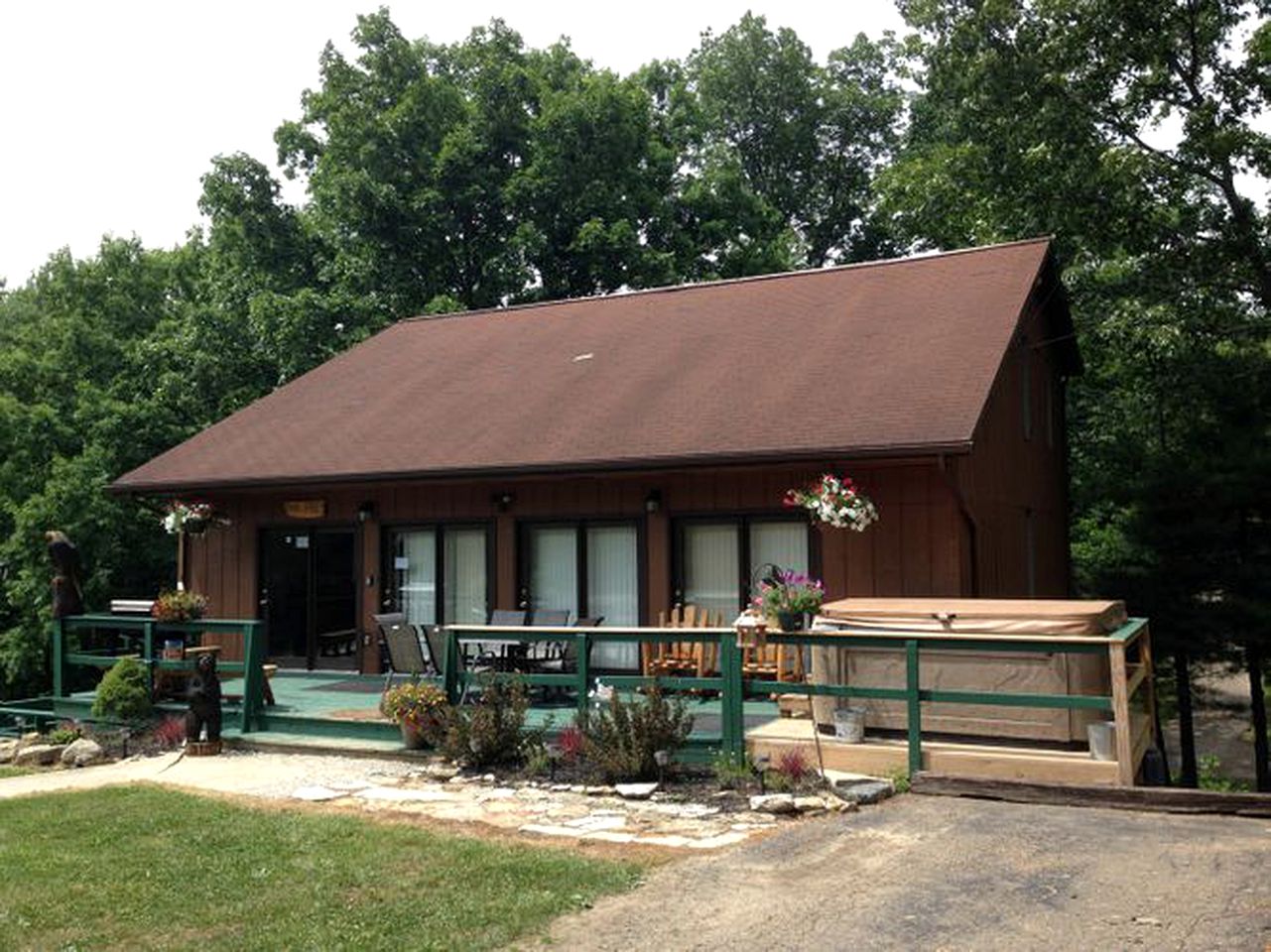 Spacious Cabin Rental for Large Groups near Wayne National Forest in Nelsonville, Ohio