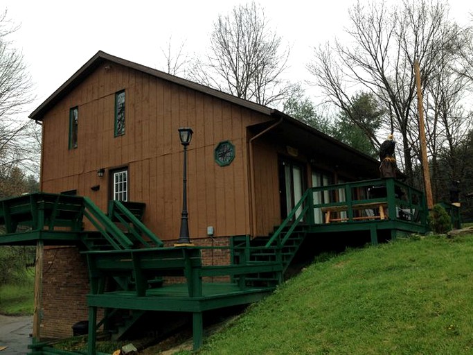 Cabins (Nelsonville, Ohio, United States)