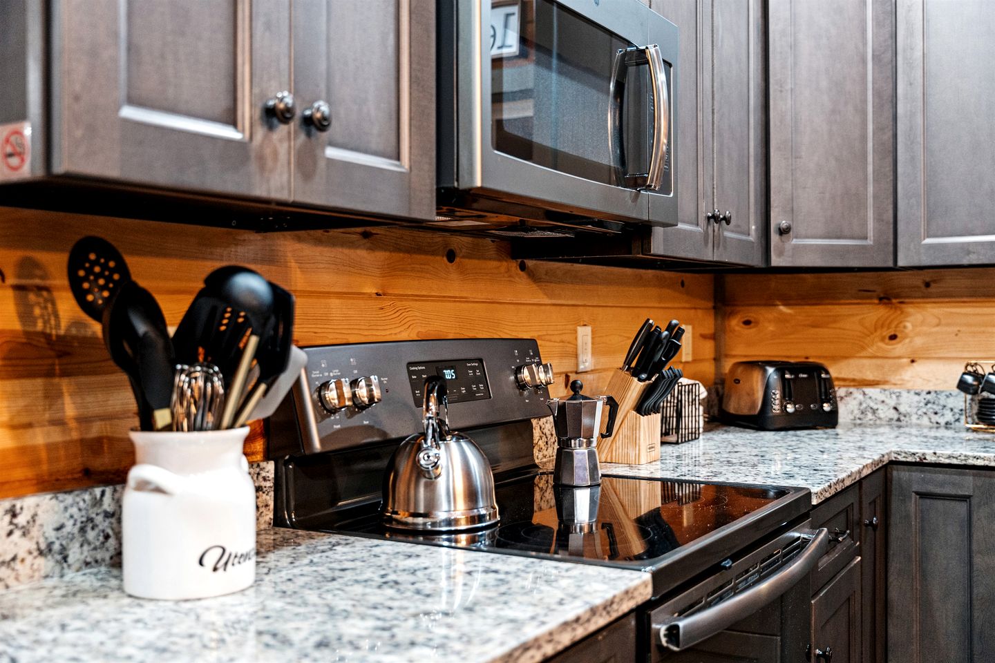 Spacious Family Cabins with Indoor Pool & Game Rooms near Dollywood in Pigeon Forge, TN