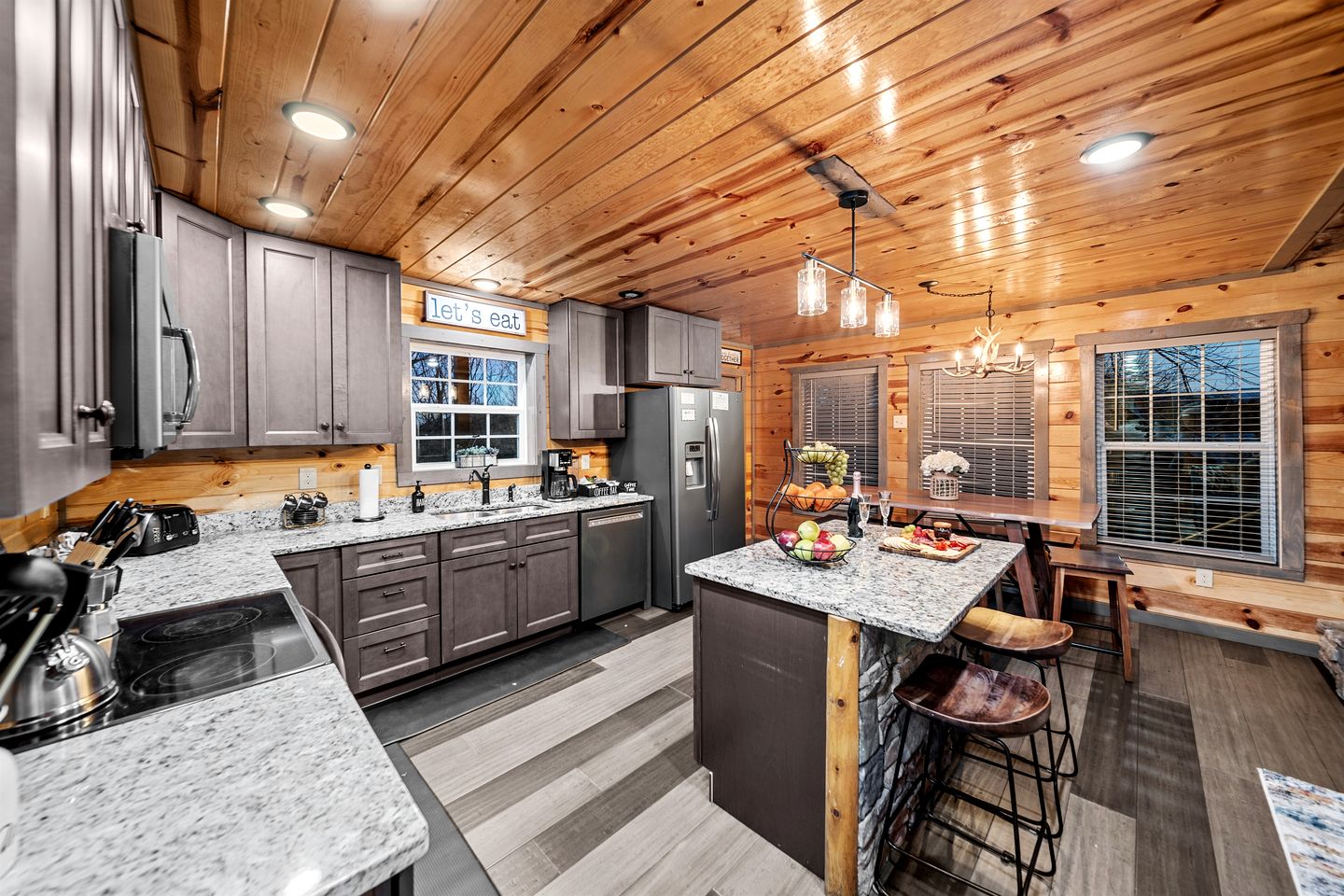 Spacious Family Cabins with Indoor Pool & Game Rooms near Dollywood in Pigeon Forge, TN