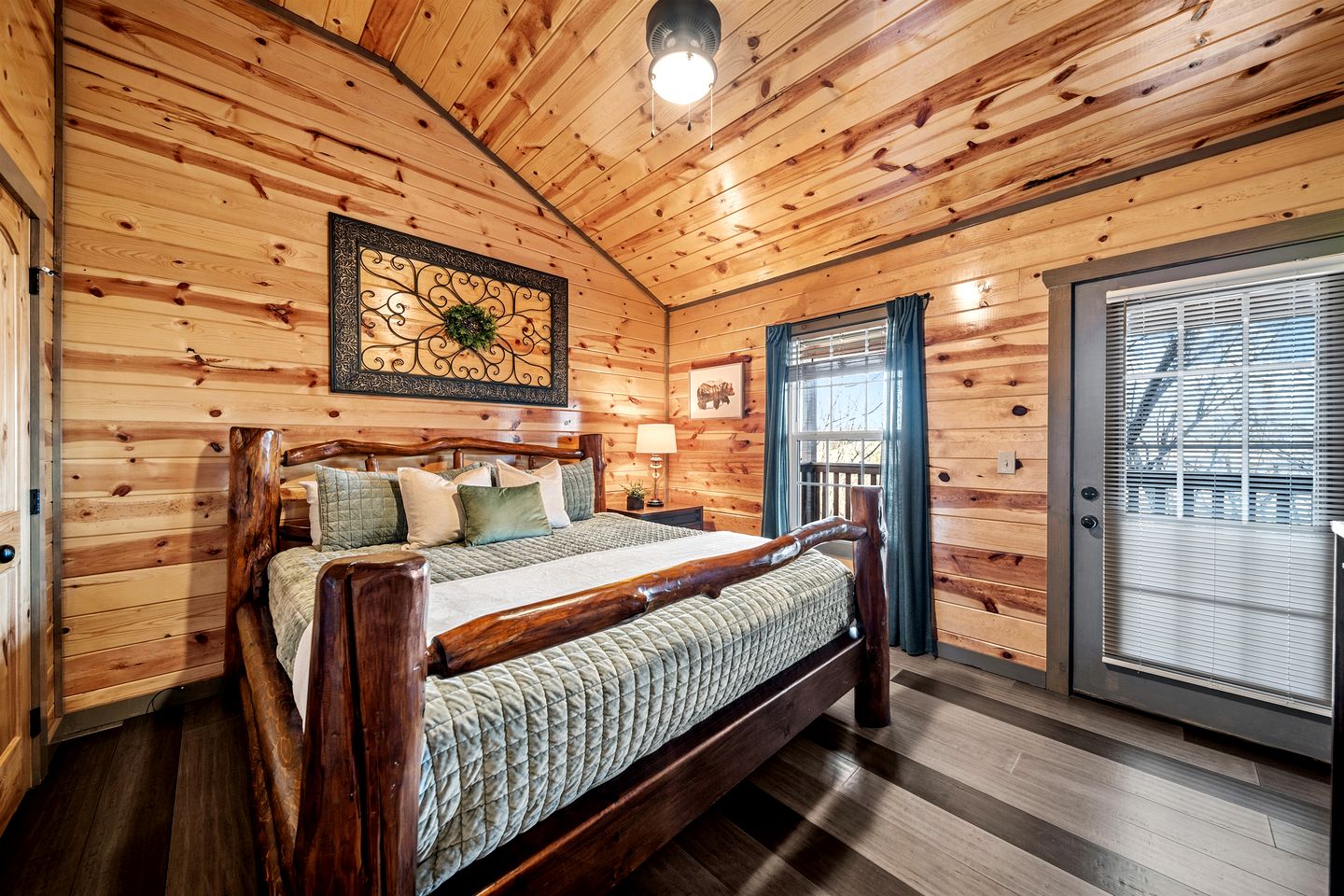 Spacious Family Cabins with Indoor Pool & Game Rooms near Dollywood in Pigeon Forge, TN