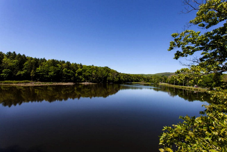 Cabins (Housatonic, Massachusetts, United States)