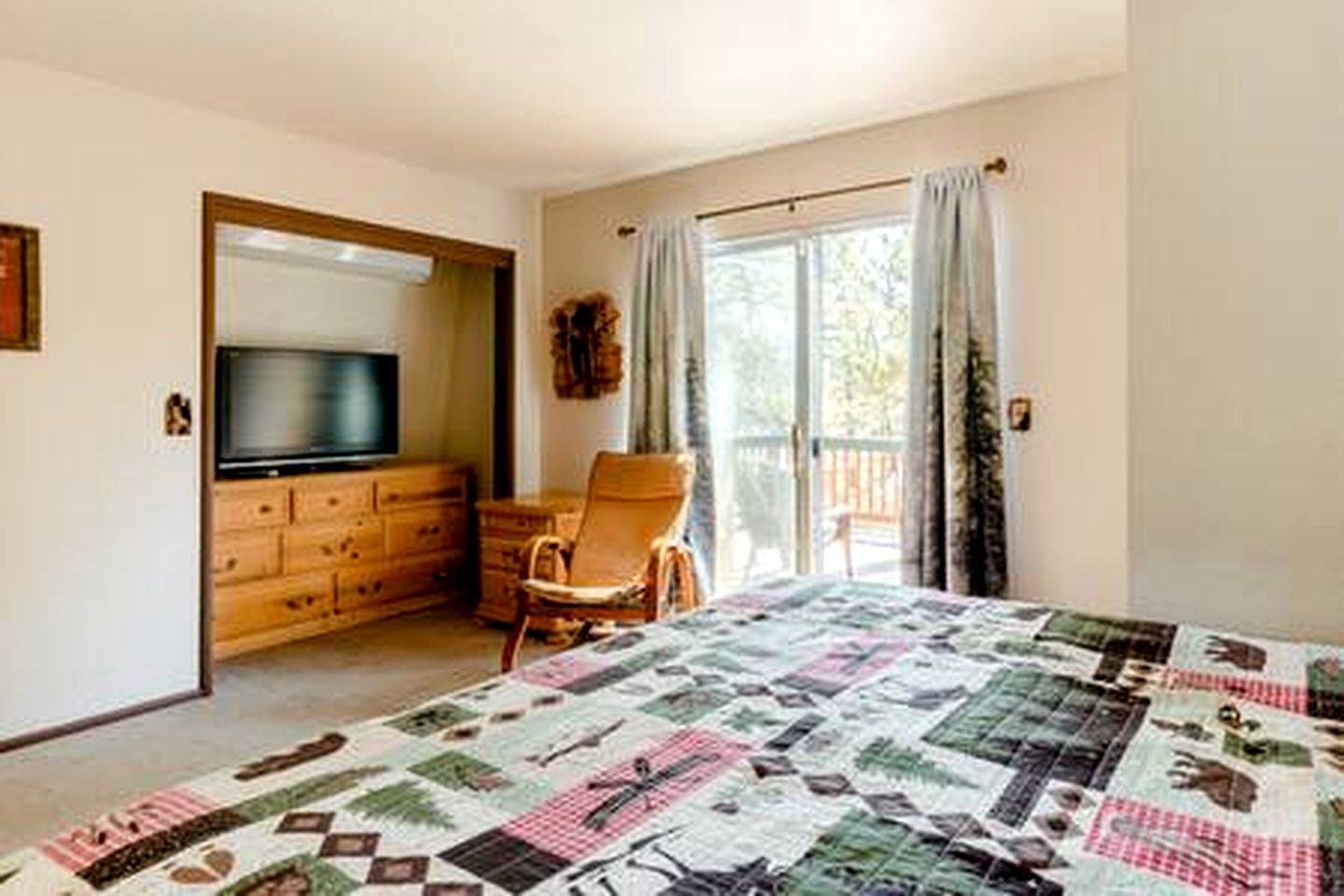 Dog-Friendly Rustic Cabin with Hot-Tub and Deck Great for Families in California