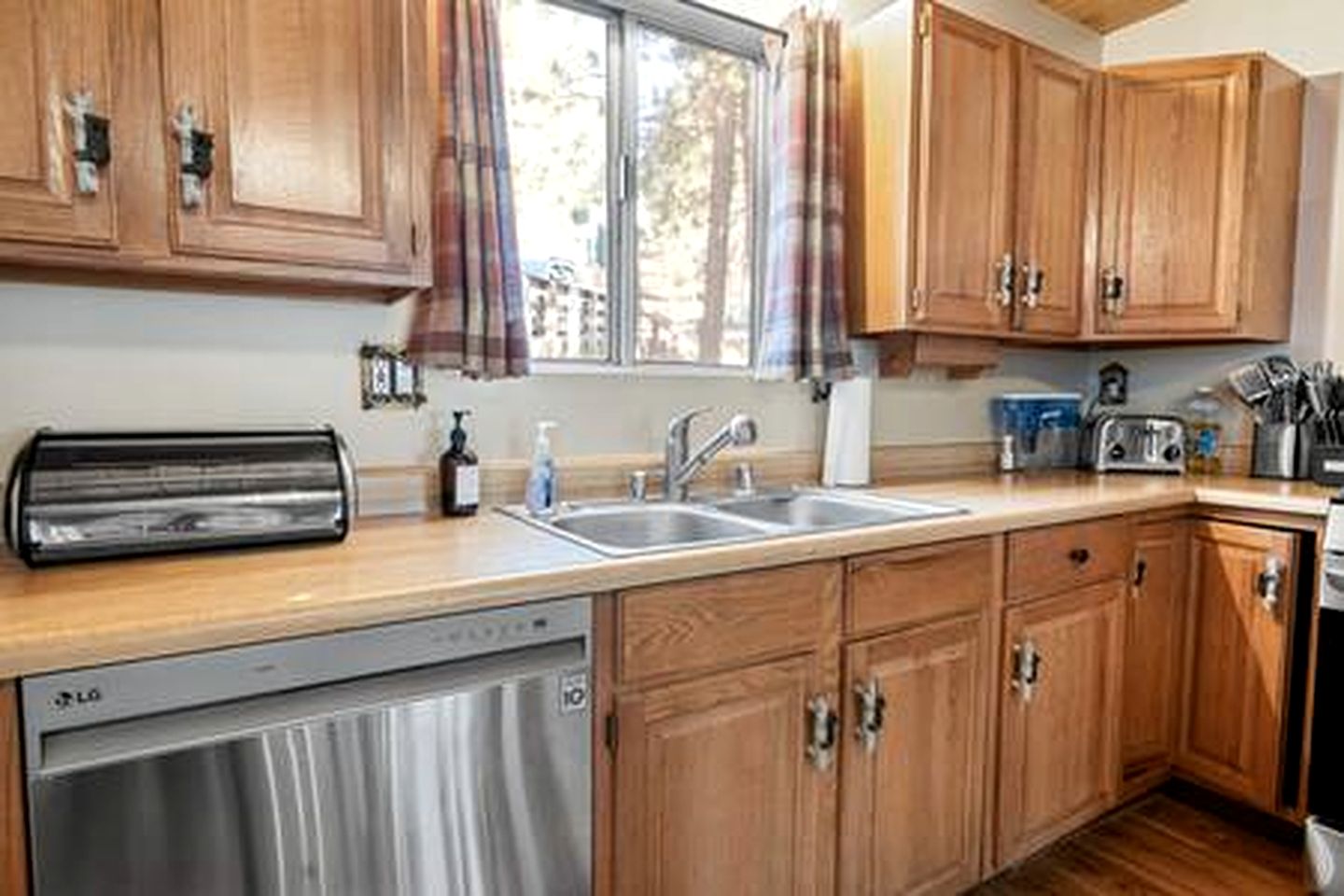Dog-Friendly Rustic Cabin with Hot-Tub and Deck Great for Families in California