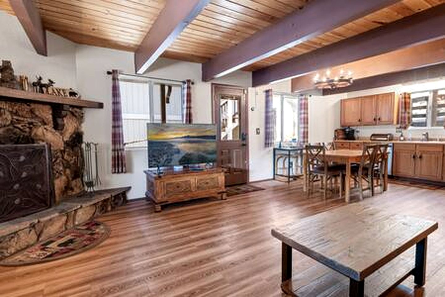 Dog-Friendly Rustic Cabin with Hot-Tub and Deck Great for Families in California
