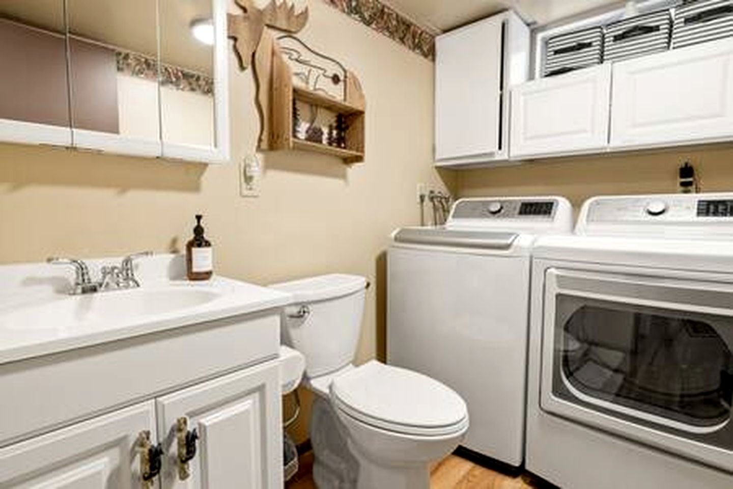 Dog-Friendly Rustic Cabin with Hot-Tub and Deck Great for Families in California