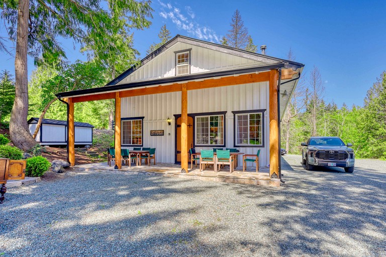 Serenely Rustic Cabin Haven near Whistle Lake in Washington
