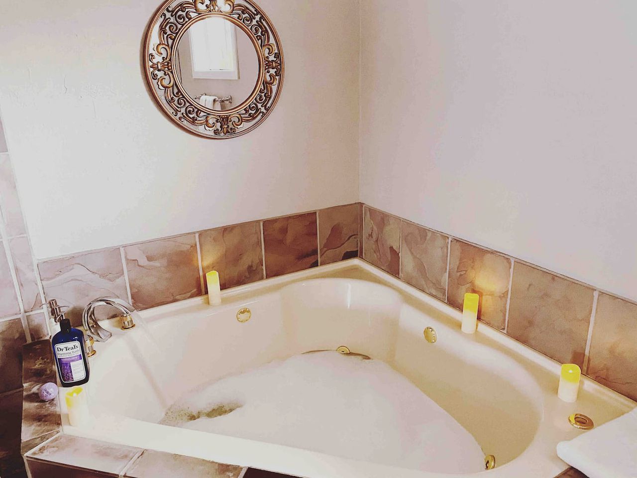 Deluxe Suite with a Spa Tub for a Romantic Getaway in California