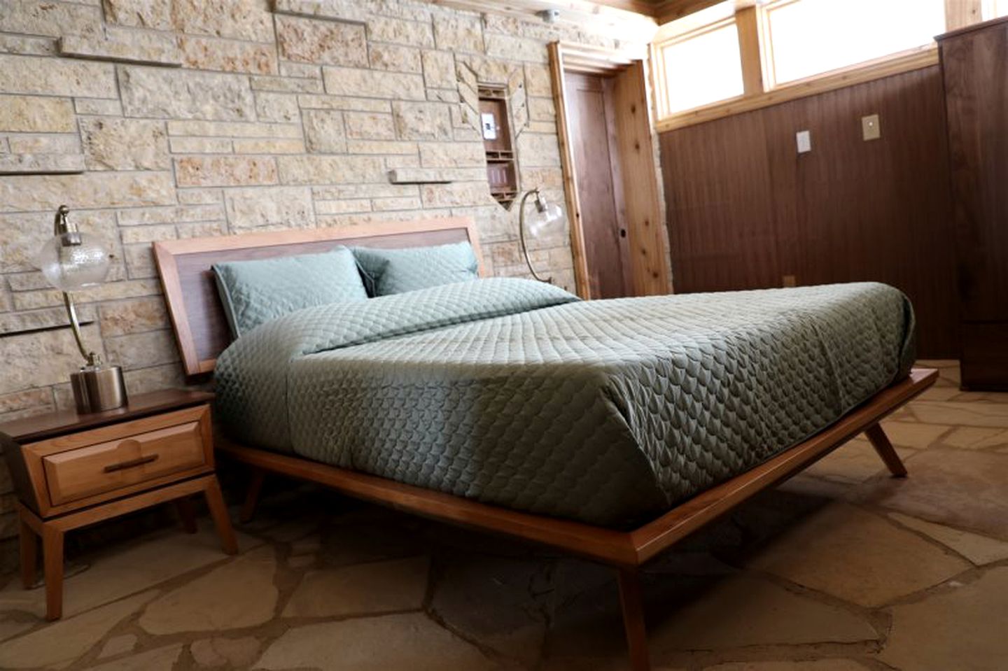 Romantic Cottage in Iowa with Stunning Views