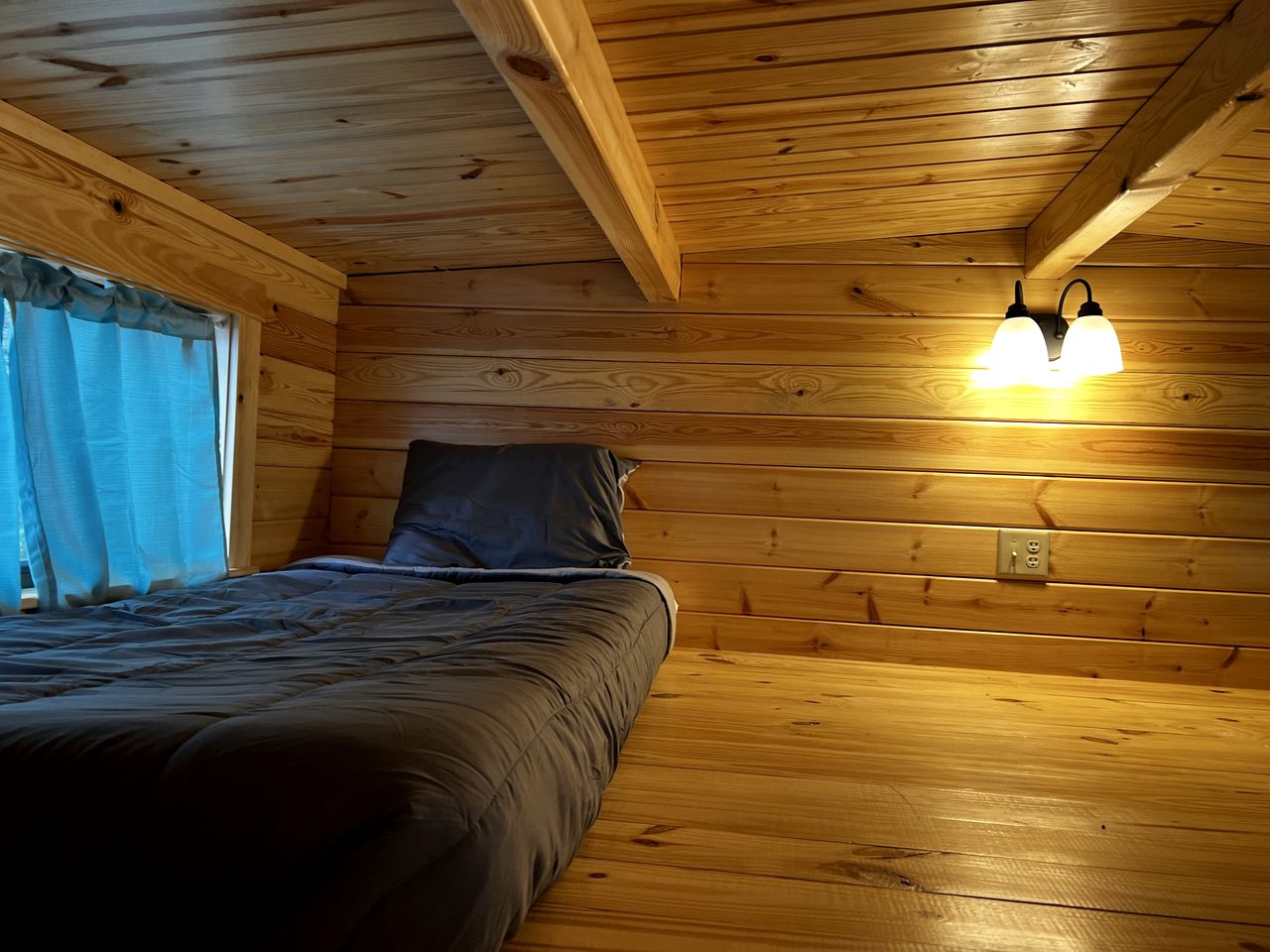 Lakeside Glamping Cabin for a Pet-Friendly Nature Escape near Lake Sebago
