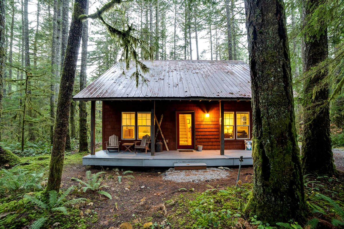 Cozy Cabin with Lovely Covered Porch in Washington State