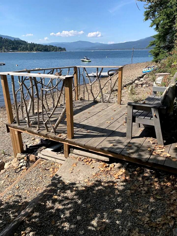 Gorgeous British Columbia Holiday Cabin with a Hot Tub