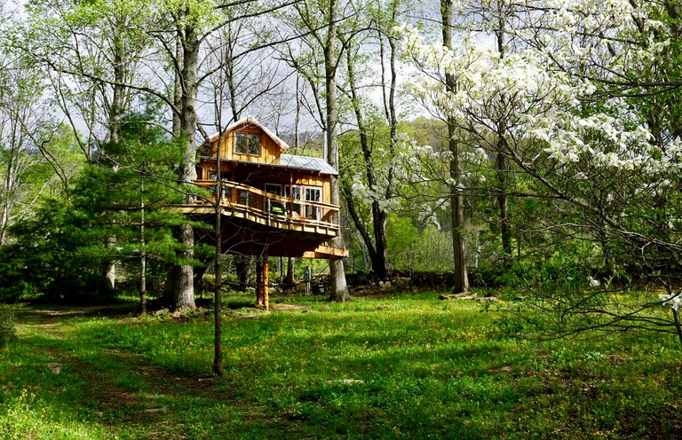 Exterior view of top North Carolina treehouse rentals near Asheville, NC.