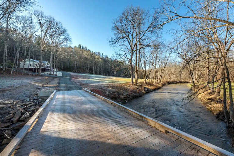 Cabins (Mars Hill, North Carolina, United States of America)