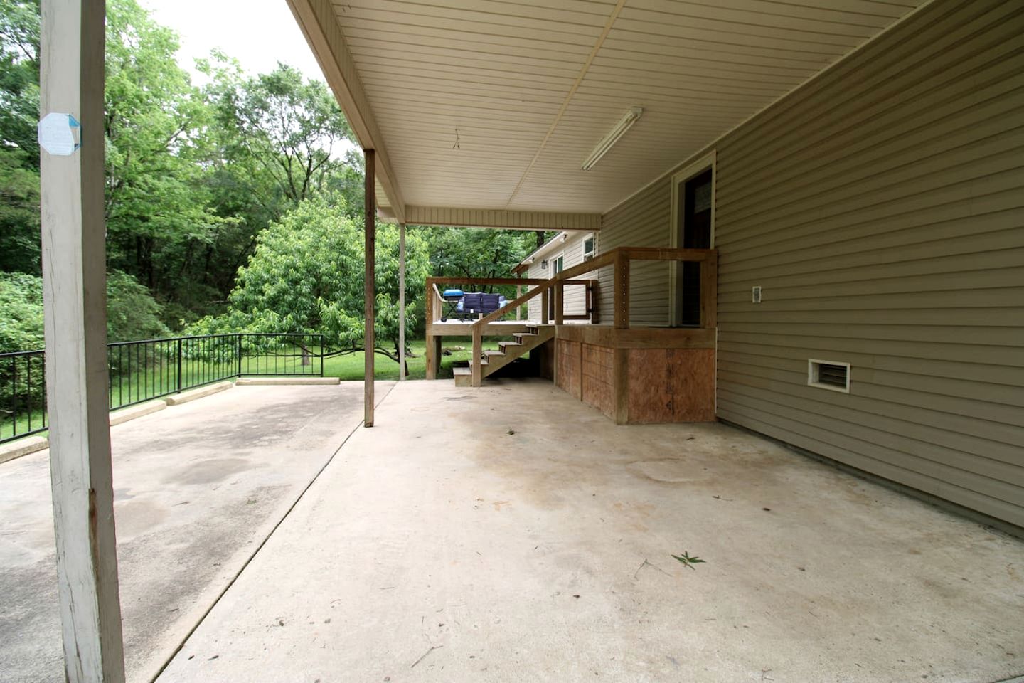 Charming Cottage Nestled Amidst Trees in Hot Springs, Arkansas
