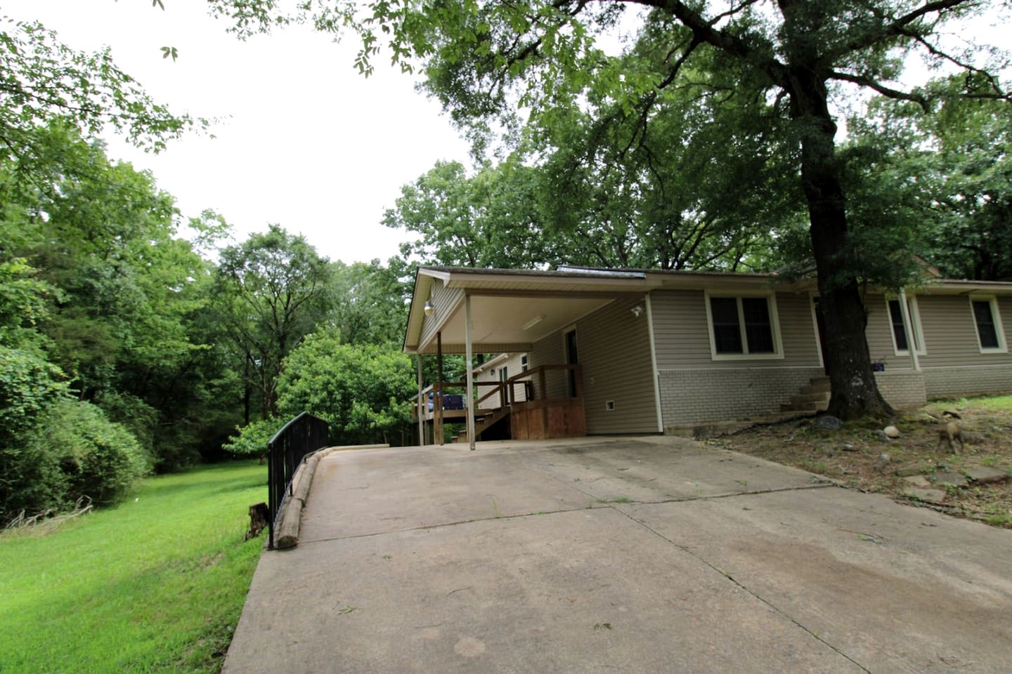 Charming Cottage Nestled Amidst Trees in Hot Springs, Arkansas