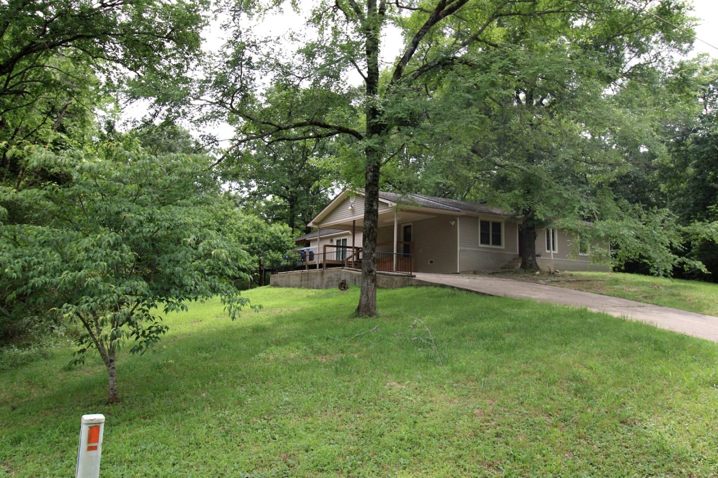 Charming Cottage Nestled Amidst Trees in Hot Springs, Arkansas
