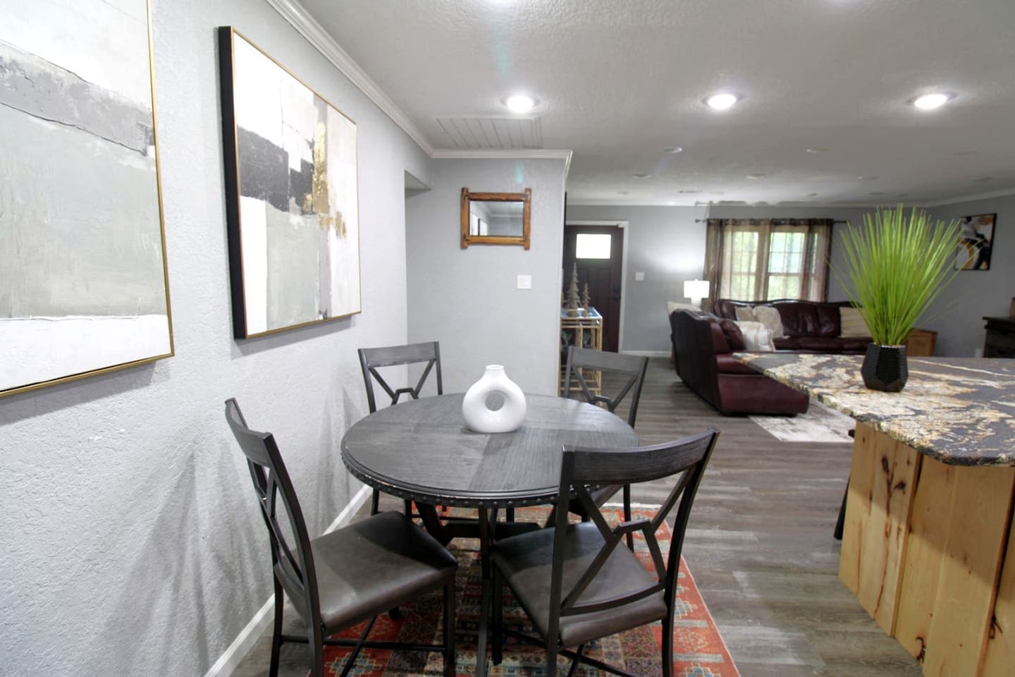 Charming Cottage Nestled Amidst Trees in Hot Springs, Arkansas