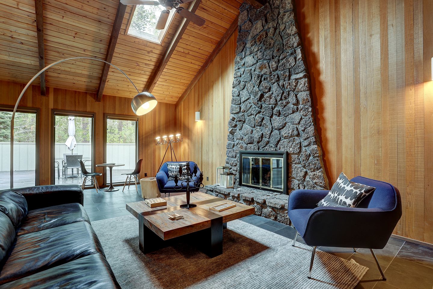 Luxurious Cabin with Equipped Deck and Hot-Tub in Oregon