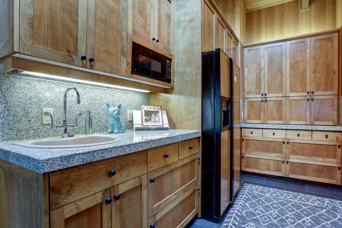 Luxurious Cabin with Equipped Deck and Hot-Tub in Oregon