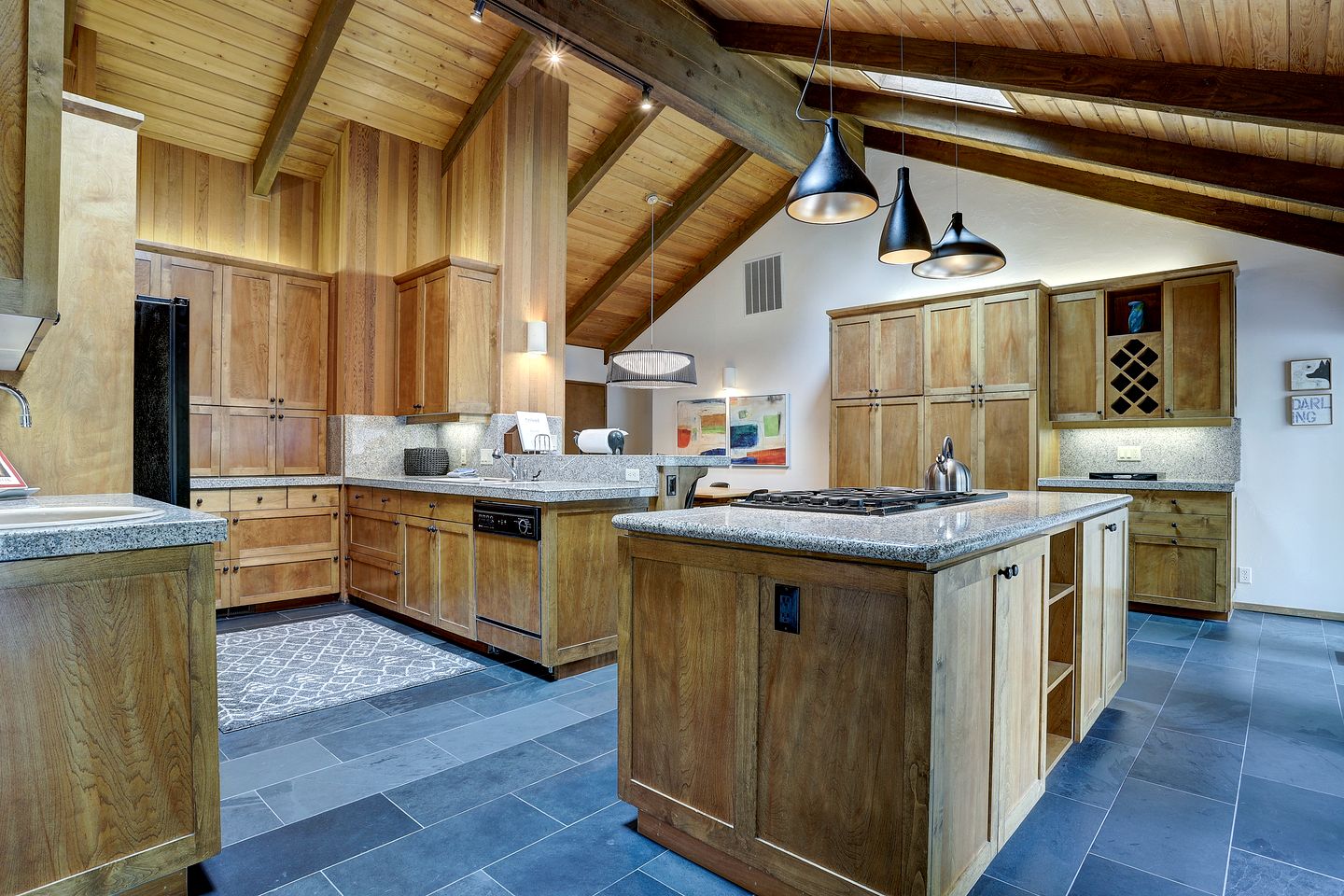Luxurious Cabin with Equipped Deck and Hot-Tub in Oregon