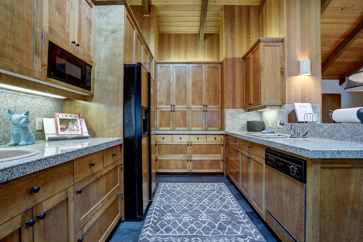 Luxurious Cabin with Equipped Deck and Hot-Tub in Oregon