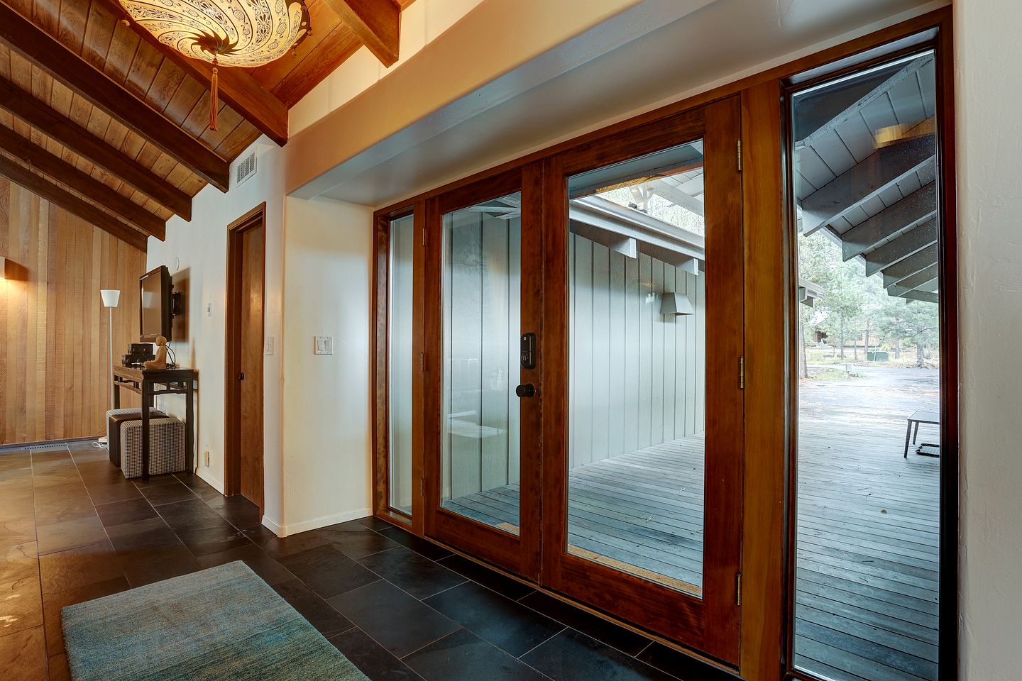 Luxurious Cabin with Equipped Deck and Hot-Tub in Oregon
