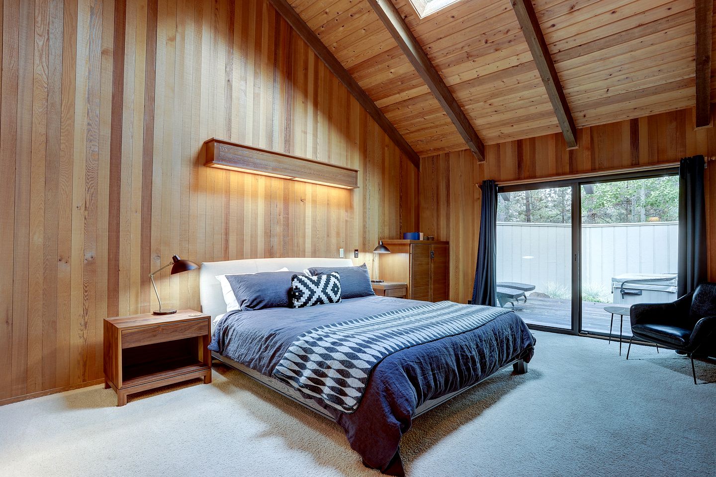 Luxurious Cabin with Equipped Deck and Hot-Tub in Oregon