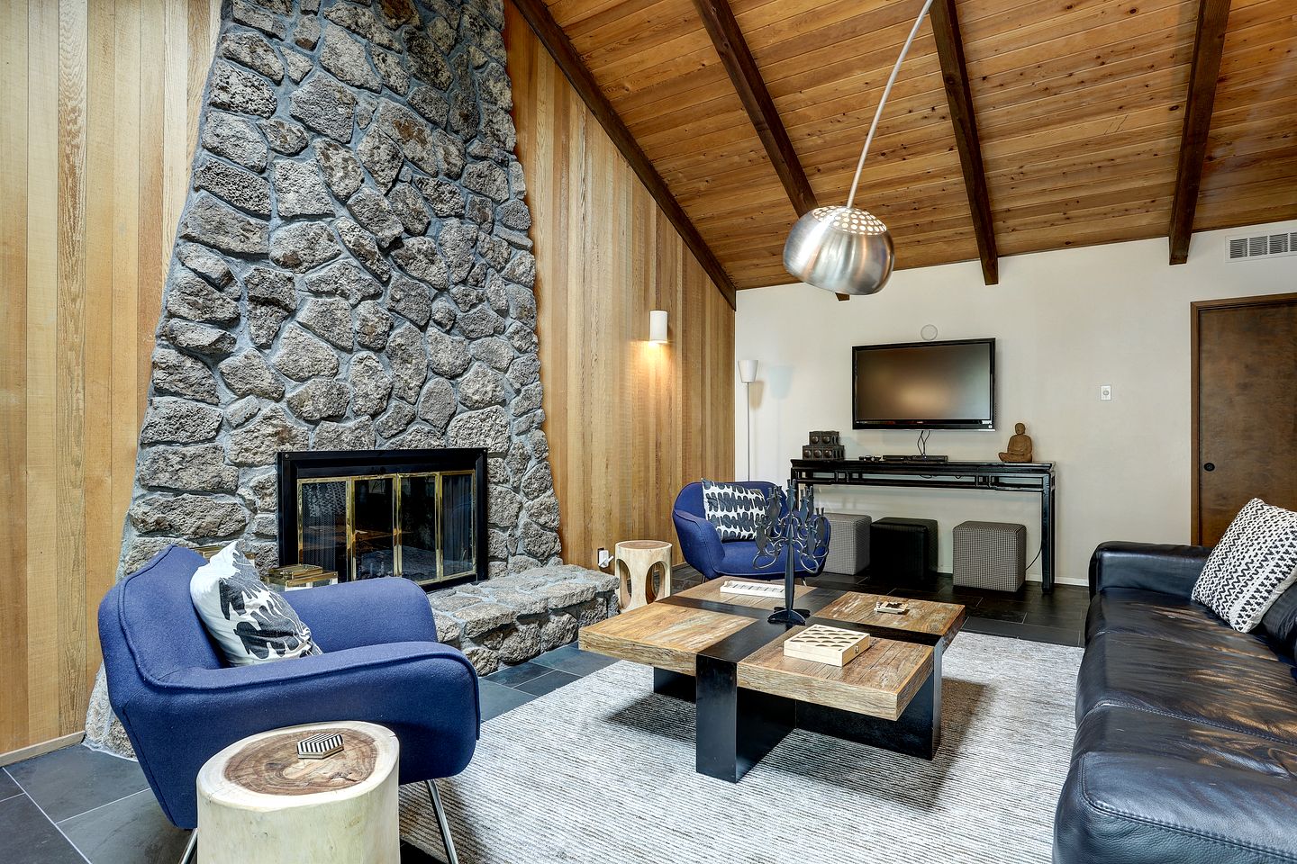 Luxurious Cabin with Equipped Deck and Hot-Tub in Oregon