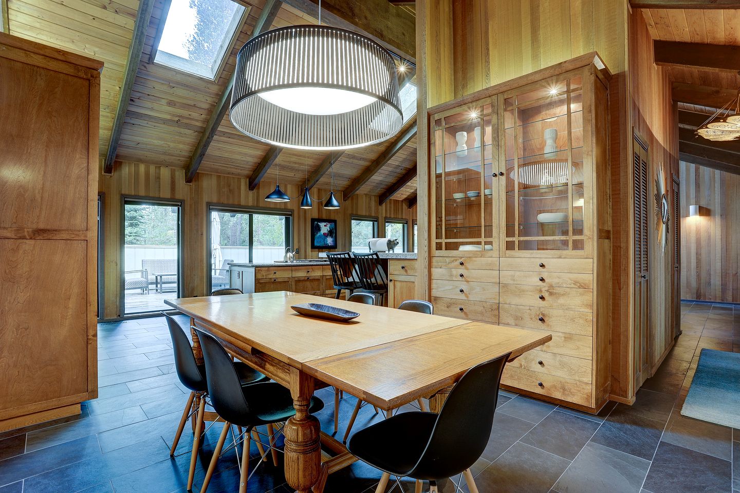 Luxurious Cabin with Equipped Deck and Hot-Tub in Oregon