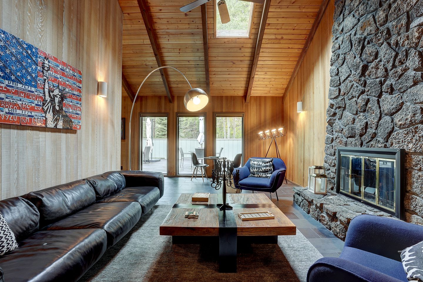 Luxurious Cabin with Equipped Deck and Hot-Tub in Oregon
