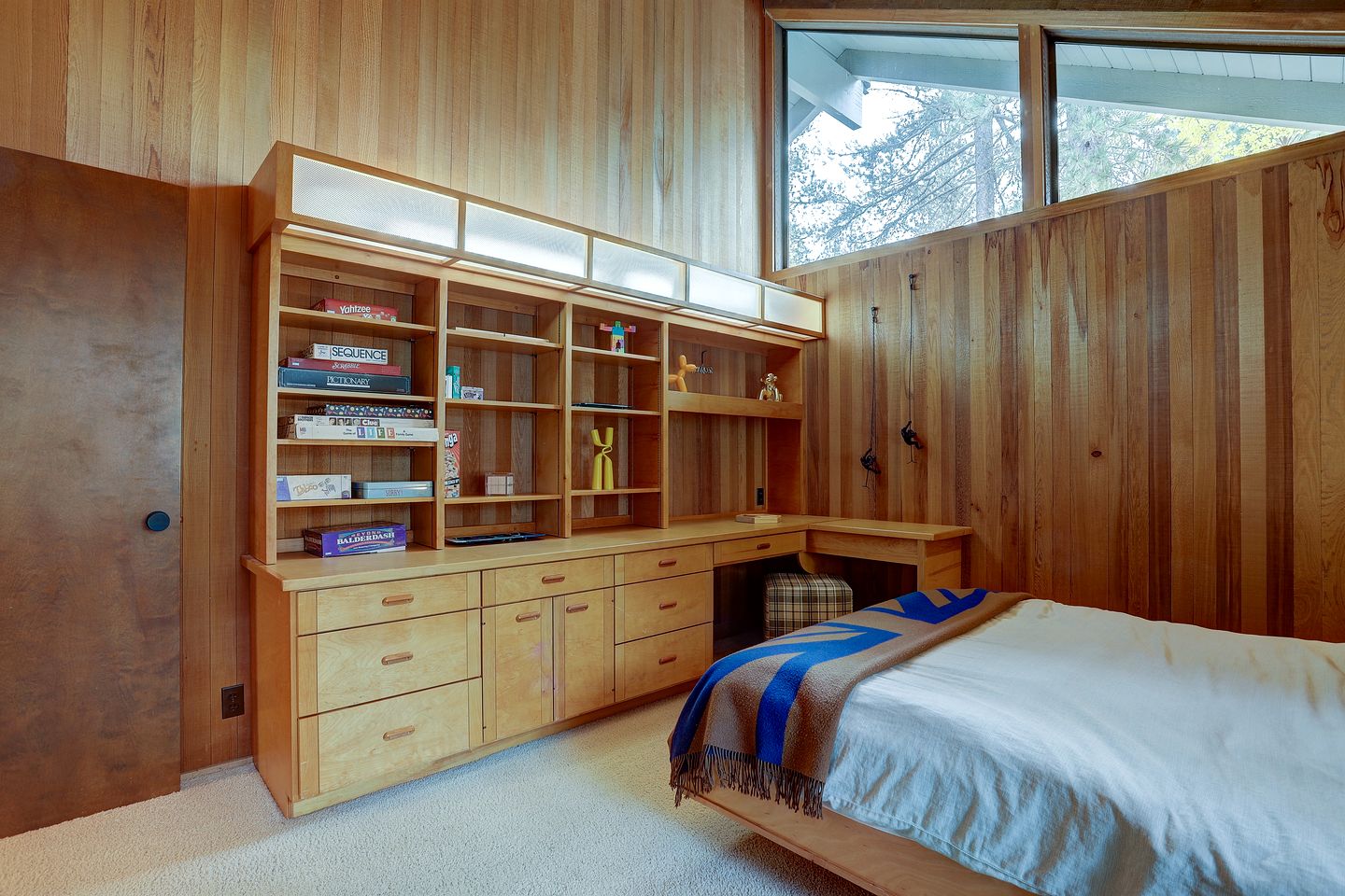 Luxurious Cabin with Equipped Deck and Hot-Tub in Oregon