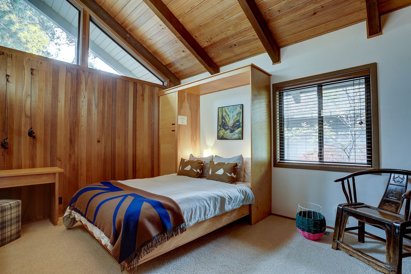 Luxurious Cabin with Equipped Deck and Hot-Tub in Oregon