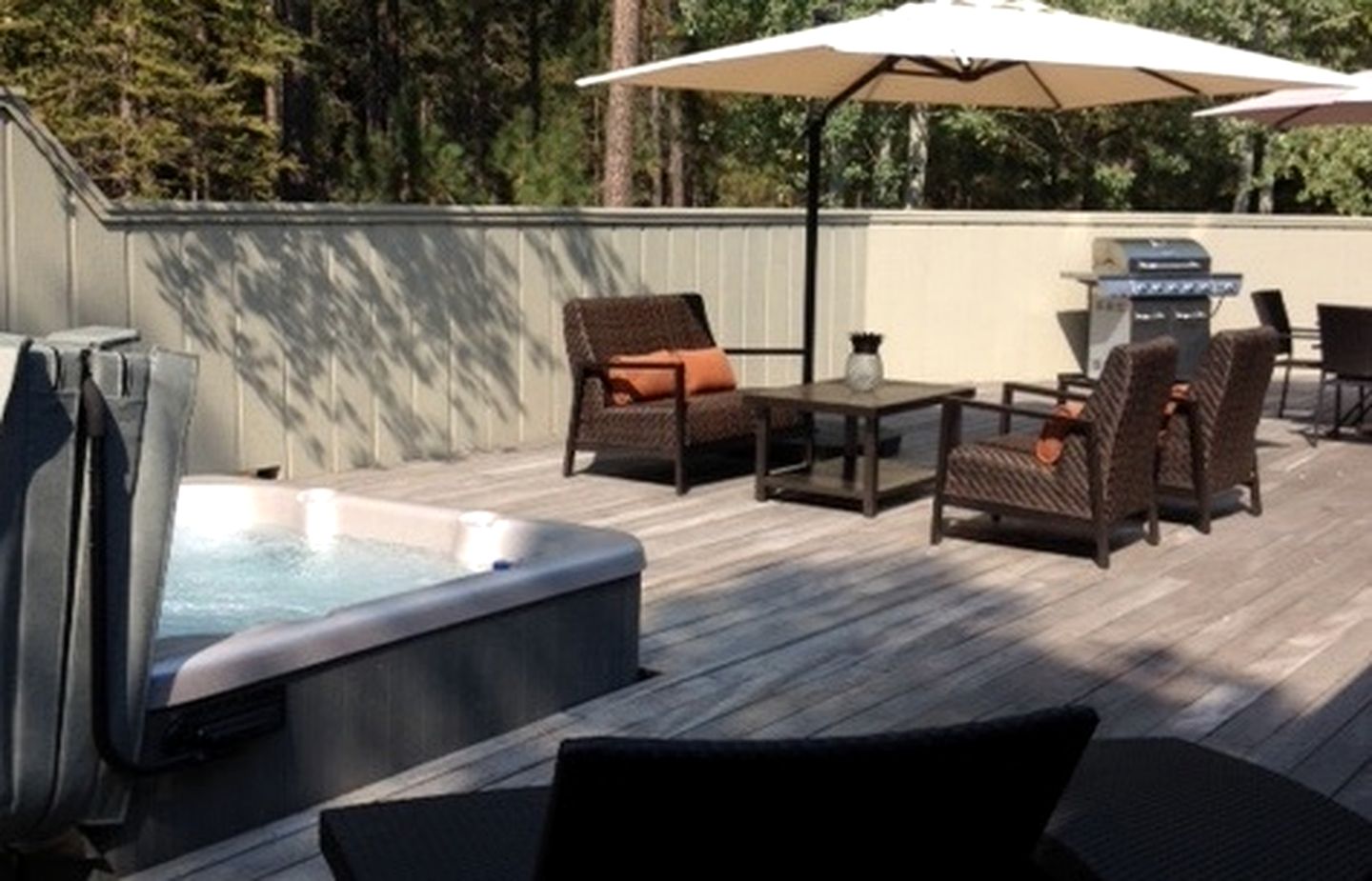 Luxurious Cabin with Equipped Deck and Hot-Tub in Oregon
