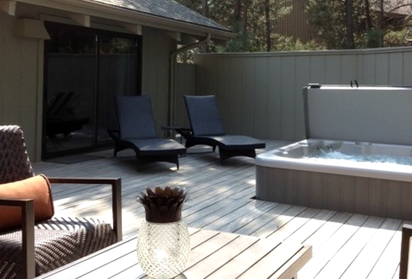 Luxurious Cabin with Equipped Deck and Hot-Tub in Oregon