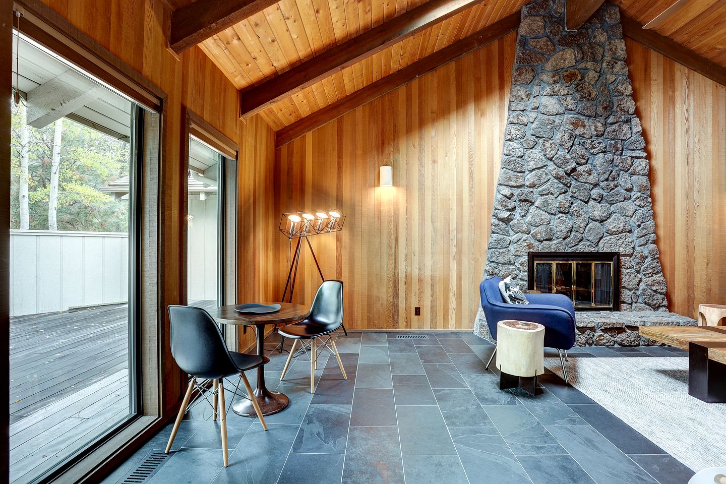 Luxurious Cabin with Equipped Deck and Hot-Tub in Oregon