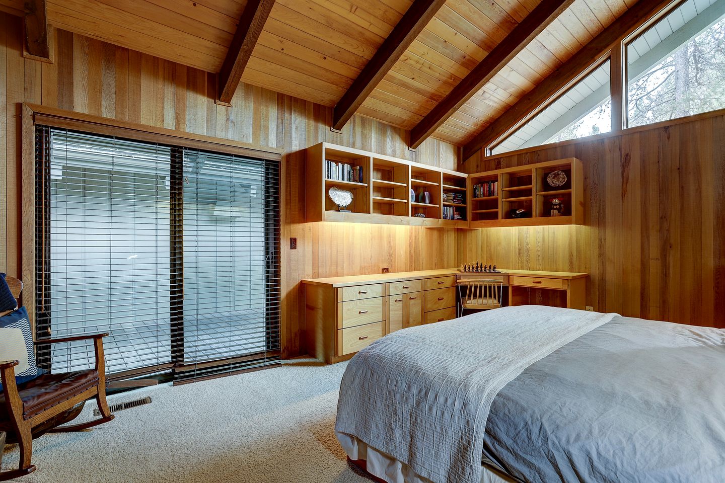 Luxurious Cabin with Equipped Deck and Hot-Tub in Oregon