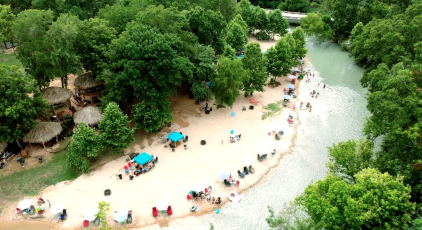 Texas Glamping: Tranquil Safari Tent Vacation by the San Marcos River near Kingsbury