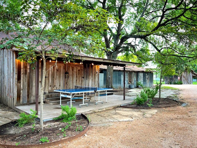 Brand New Cabin with Luxury Games Room on a Gorgeous Creek Near New Braunfels, Texas