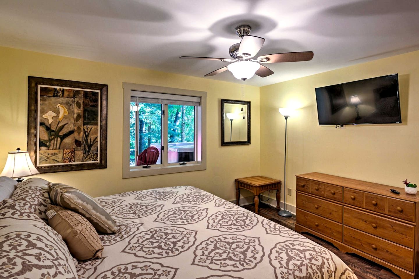 Enjoyable Cottage with Fire Pit, Barbecue and Hot-tub in Arden, North Carolina