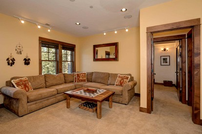 Wonderful Cabin with Fireplace and Hot-tub in Big Sky, Montana - Photo 2