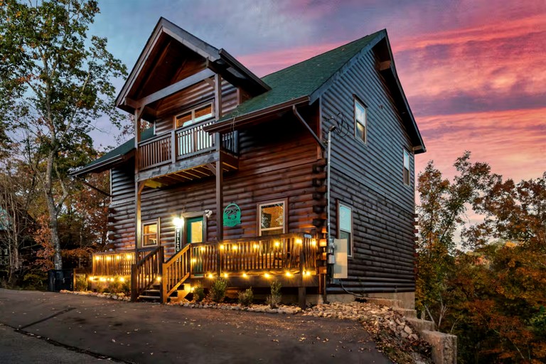 Scenic Smoky Mountain Log Cabin with Indoor Pool & Hot Tub Near Dollywood – Sevierville
