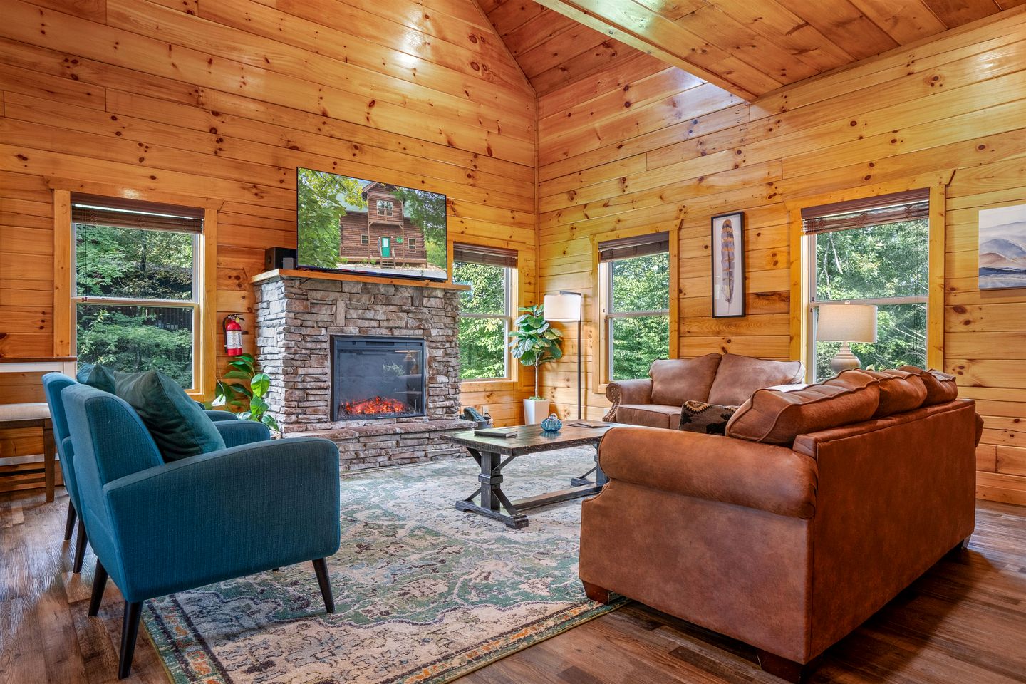 Scenic Smoky Mountain Log Cabin with Indoor Pool & Hot Tub Near Dollywood – Sevierville
