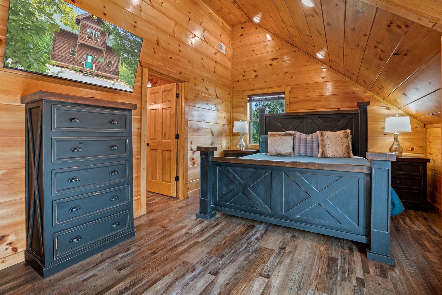 Scenic Smoky Mountain Log Cabin with Indoor Pool & Hot Tub Near Dollywood – Sevierville