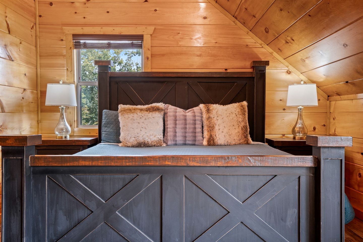Scenic Smoky Mountain Log Cabin with Indoor Pool & Hot Tub Near Dollywood – Sevierville