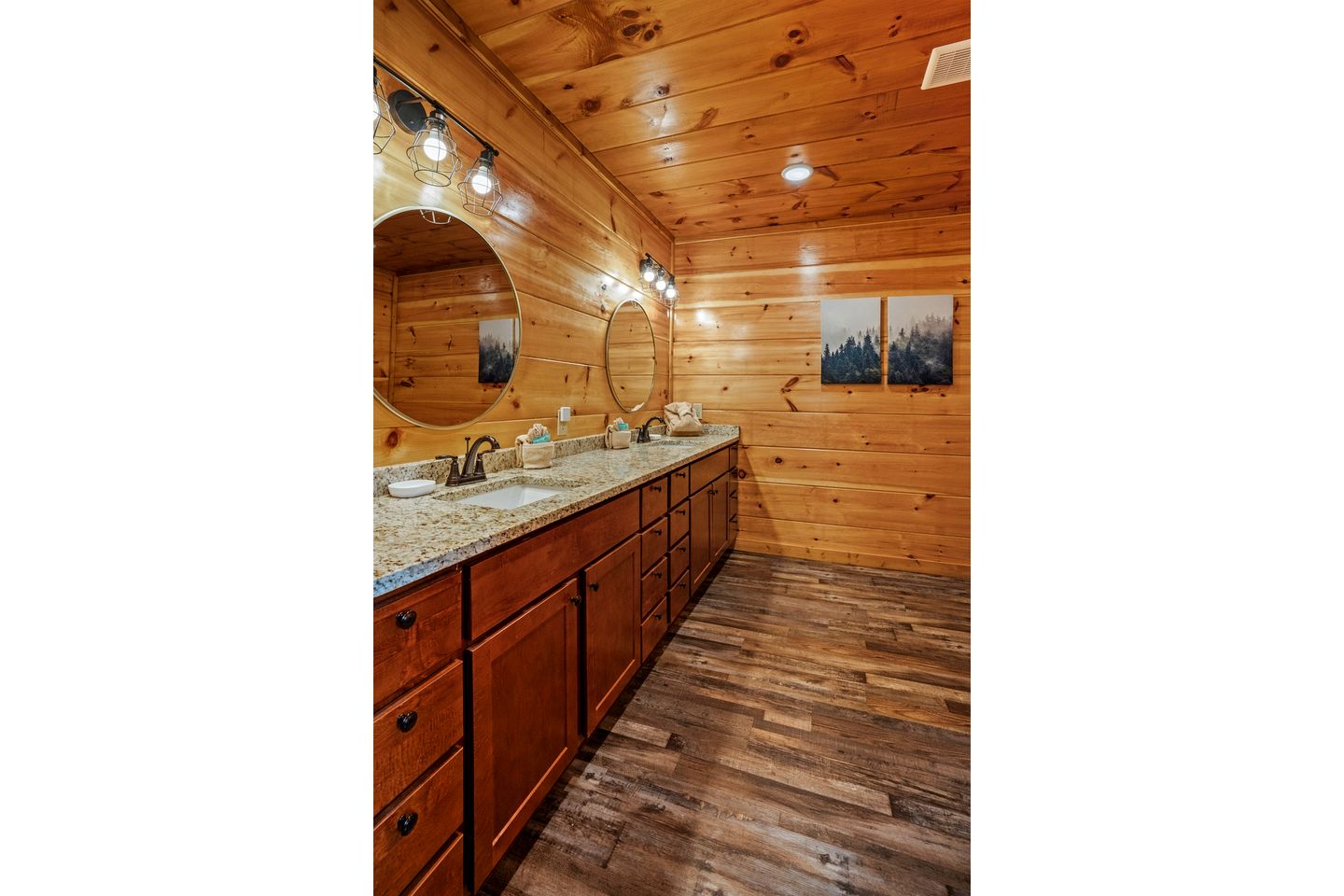 Scenic Smoky Mountain Log Cabin with Indoor Pool & Hot Tub Near Dollywood – Sevierville