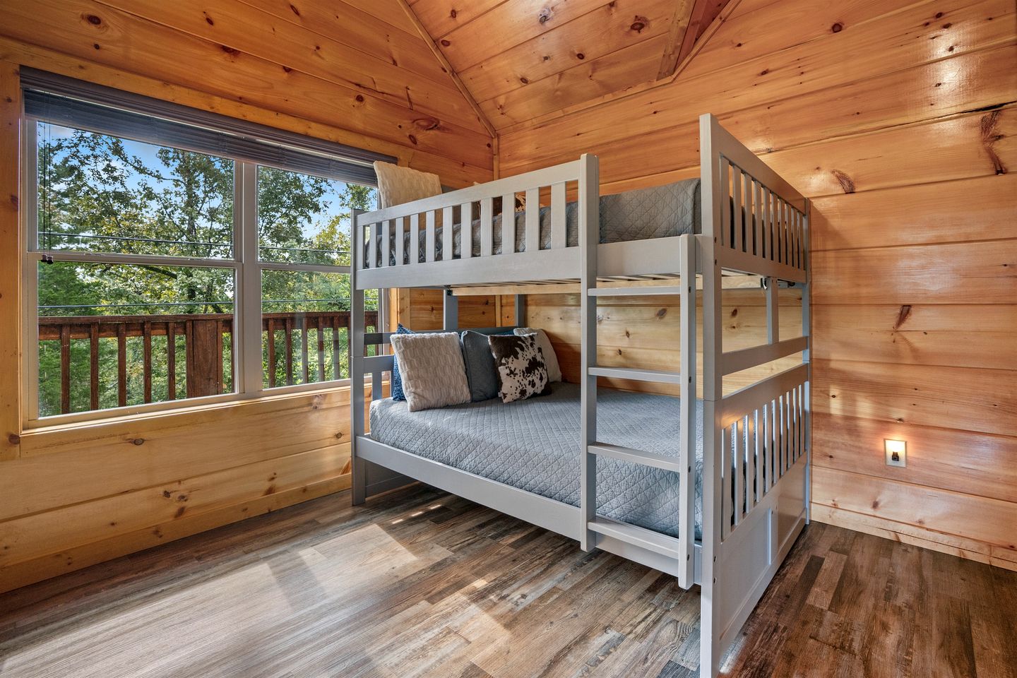 Scenic Smoky Mountain Log Cabin with Indoor Pool & Hot Tub Near Dollywood – Sevierville