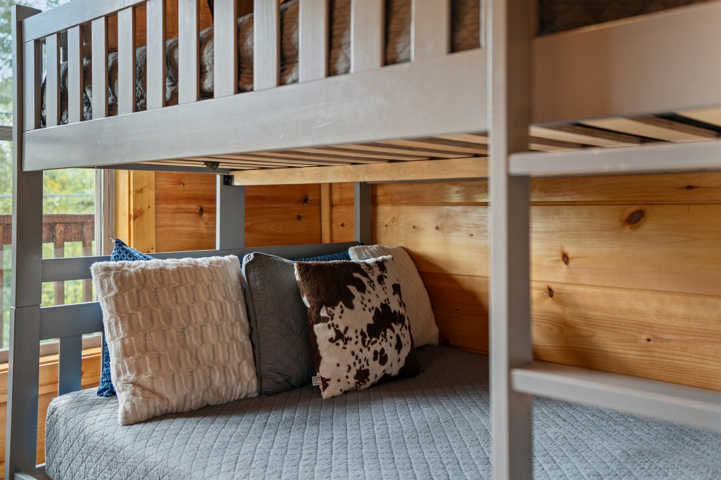 Scenic Smoky Mountain Log Cabin with Indoor Pool & Hot Tub Near Dollywood – Sevierville