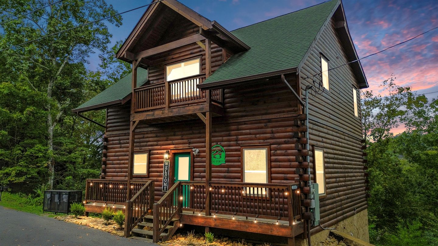 Scenic Smoky Mountain Log Cabin with Indoor Pool & Hot Tub Near Dollywood – Sevierville