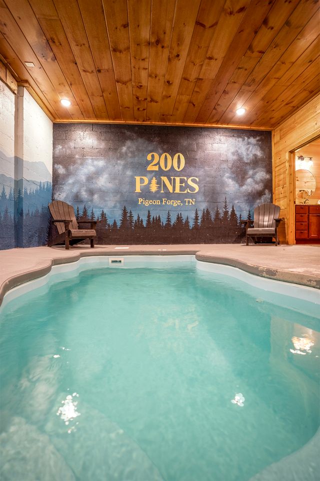 Scenic Smoky Mountain Log Cabin with Indoor Pool & Hot Tub Near Dollywood – Sevierville
